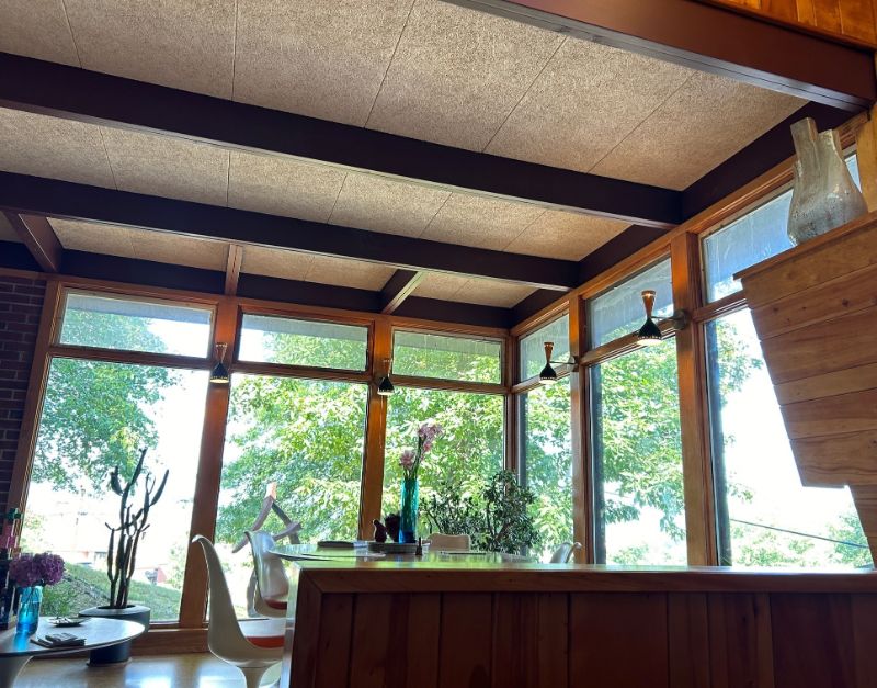 Natural colored Timberwool wood wool panels on the ceiling in an office