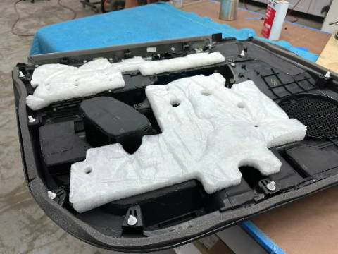 3M Thinsulate SM600L automotive acoustic insulation installed inside vehicle roof panel